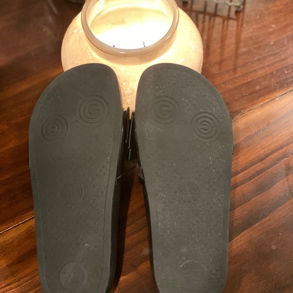 *****SOLD*****GUCCI Pursuit Slides with Bow - Picture 4 of 8